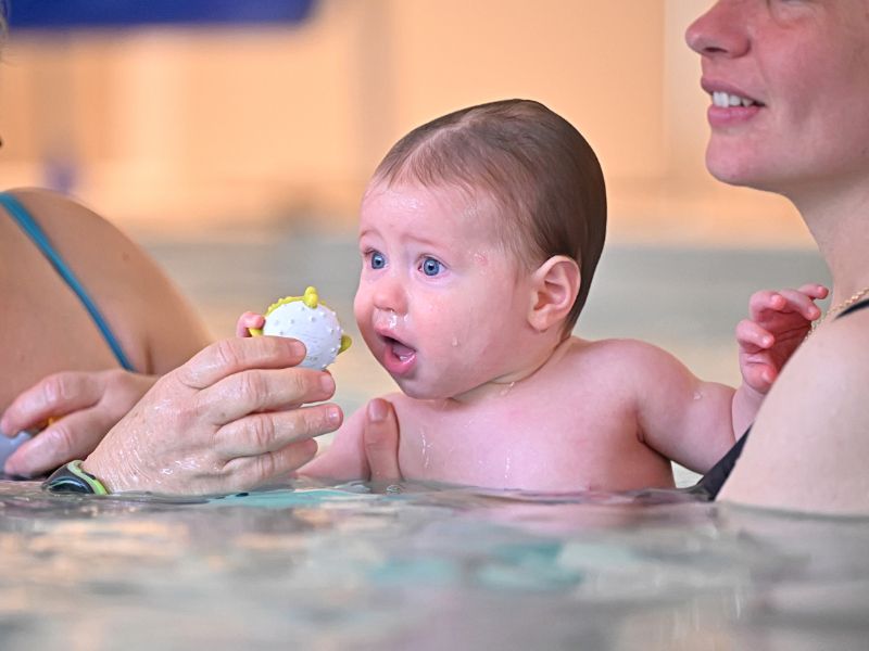 Bébé nageur sous l'eau