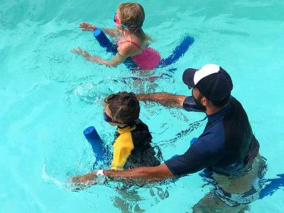Maître-Baigneur lors d'un cours en petit groupe montrant l'exercice