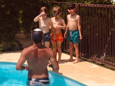 Maître-Baigneur lors d'un cours en petit groupe donnant les instructions