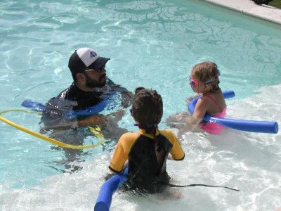 Maître-Baigneur lors d'un cours en petit groupe donnant les instructions